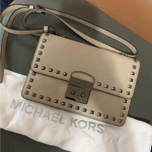 ✨🆕✨MICHAEL KORS Sloan Studded Gusset Leather DARK DUNE Crossbody Grey